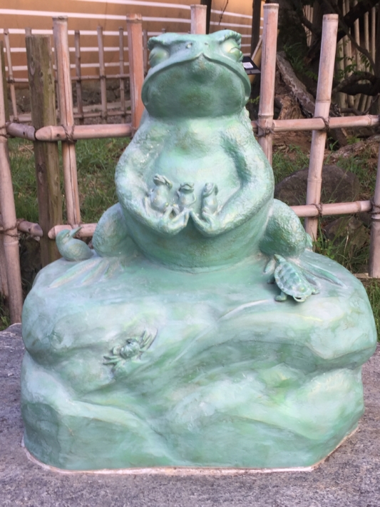 出雲大社境内・鏡の池のあるカエル像