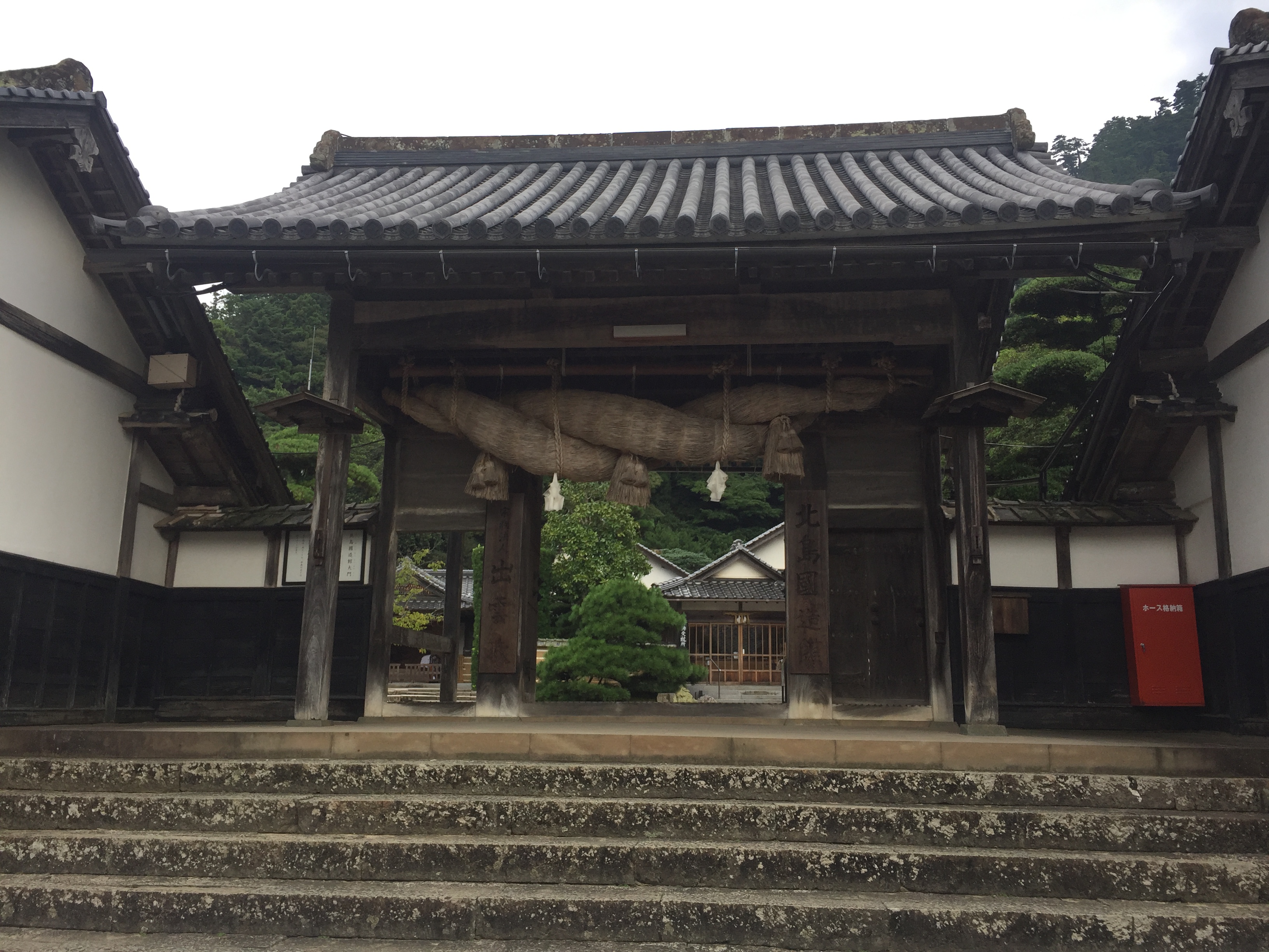 出雲教北島国造館・出雲大社のとなりにあるもう一つのパワースポット・鯉の泳ぐ池に流れる滝と美しい庭園に出雲大社最古の建造物『四脚門』