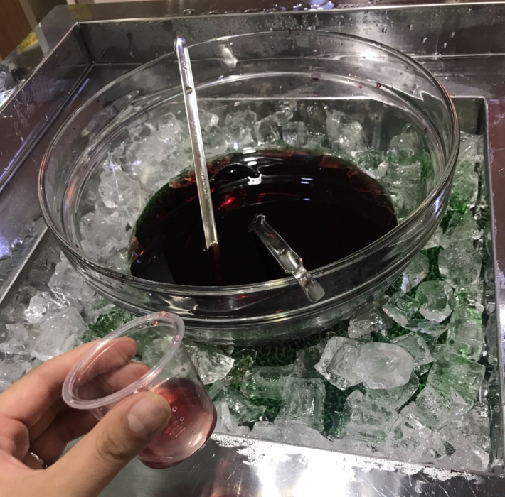 島根ワイナリーのワイン試飲コーナーにあるワインと試飲カップ