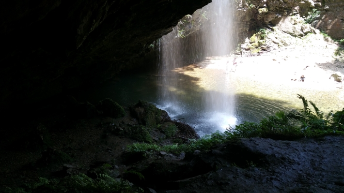 龍頭が滝の雄滝裏にある洞窟からみた「裏見の滝」
