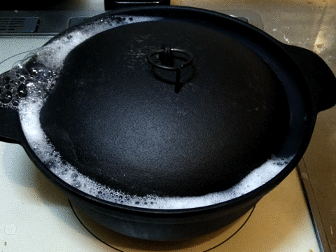 ぐつぐつ炊ける鉄鍋のごはん鍋
