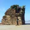 稲佐の浜の不思議な大岩「弁天島」。地元で古くから愛される「べんてんさん」。