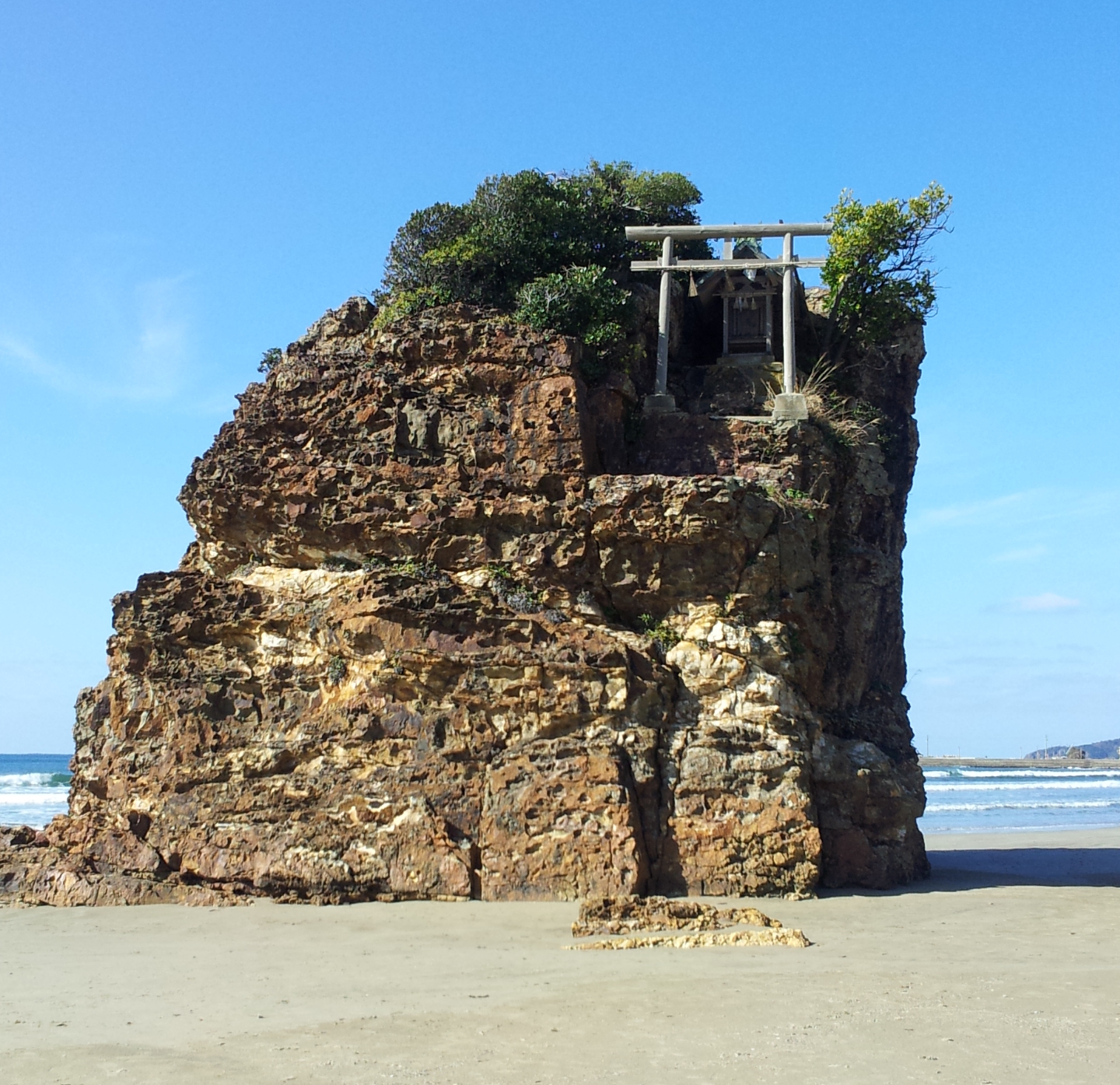 稲佐の浜の不思議な大岩「弁天島」。地元で古くから愛される「べんてんさん」。 | 出雲で暮らす【里山古民家】