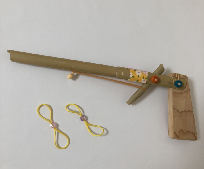 風の子楽習館内・木工教室で制作した竹のゴム鉄砲。ゴムが勢いよく飛んでいきます。