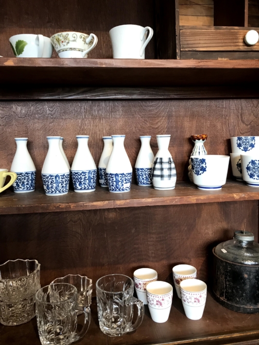 「チクタ」店内・陶器は江戸末期のものから1970年代のものまで